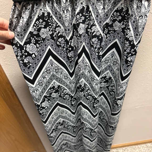 Black& White Maxi dress - Picture 3 of 3